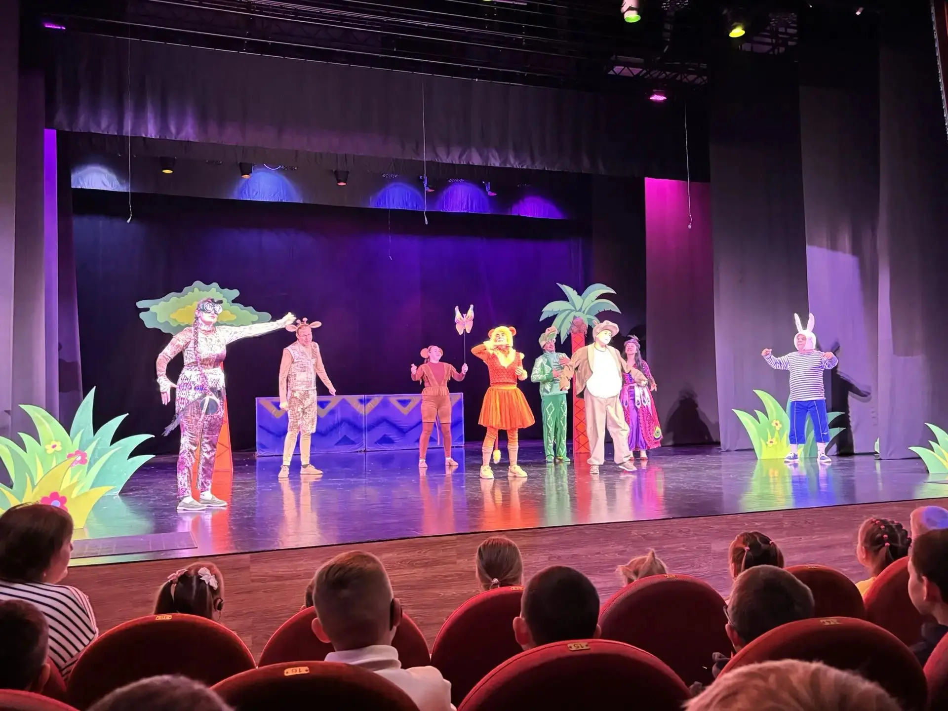 Здорово, что сходили в театр🎭