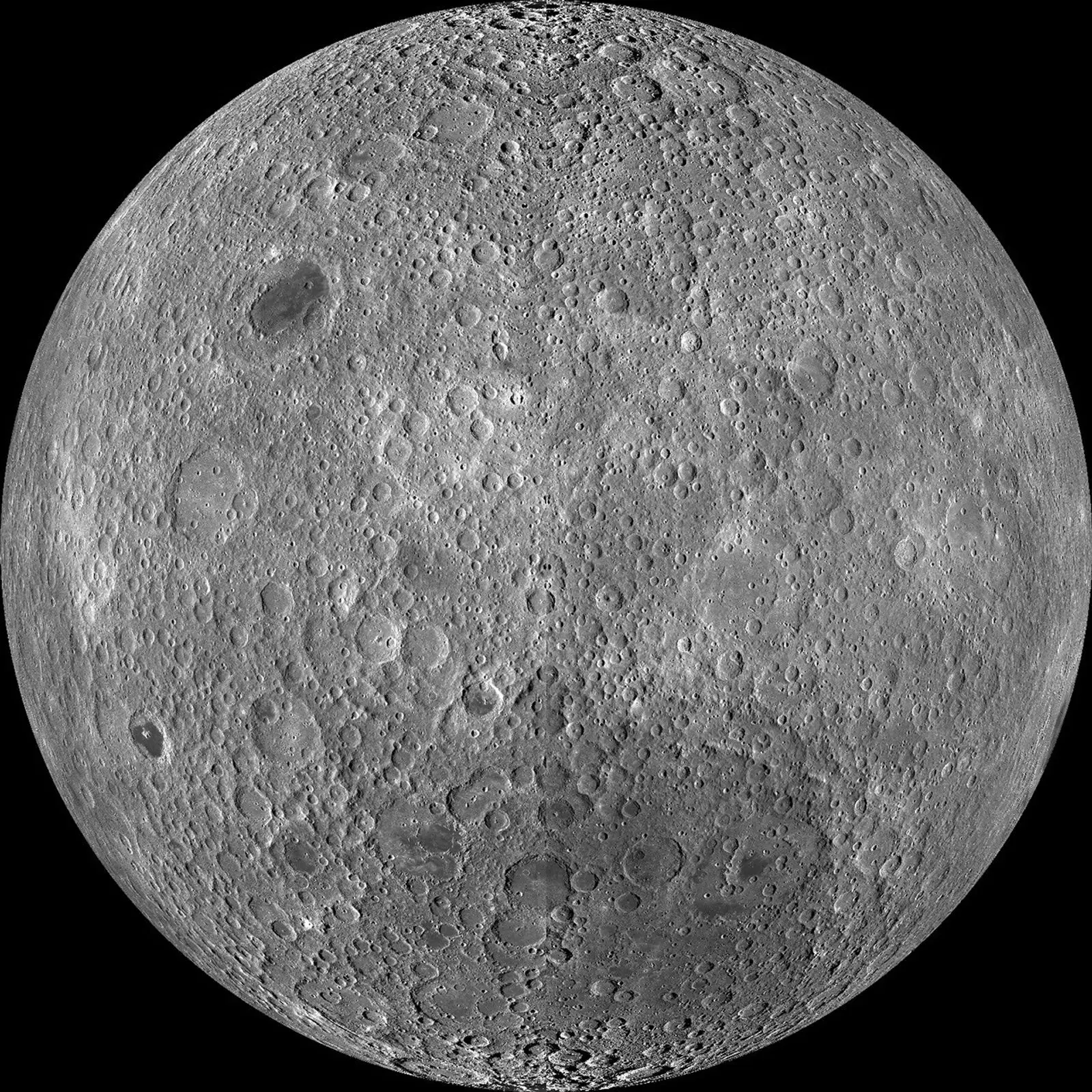 Обратная сторона Луны крупным планом