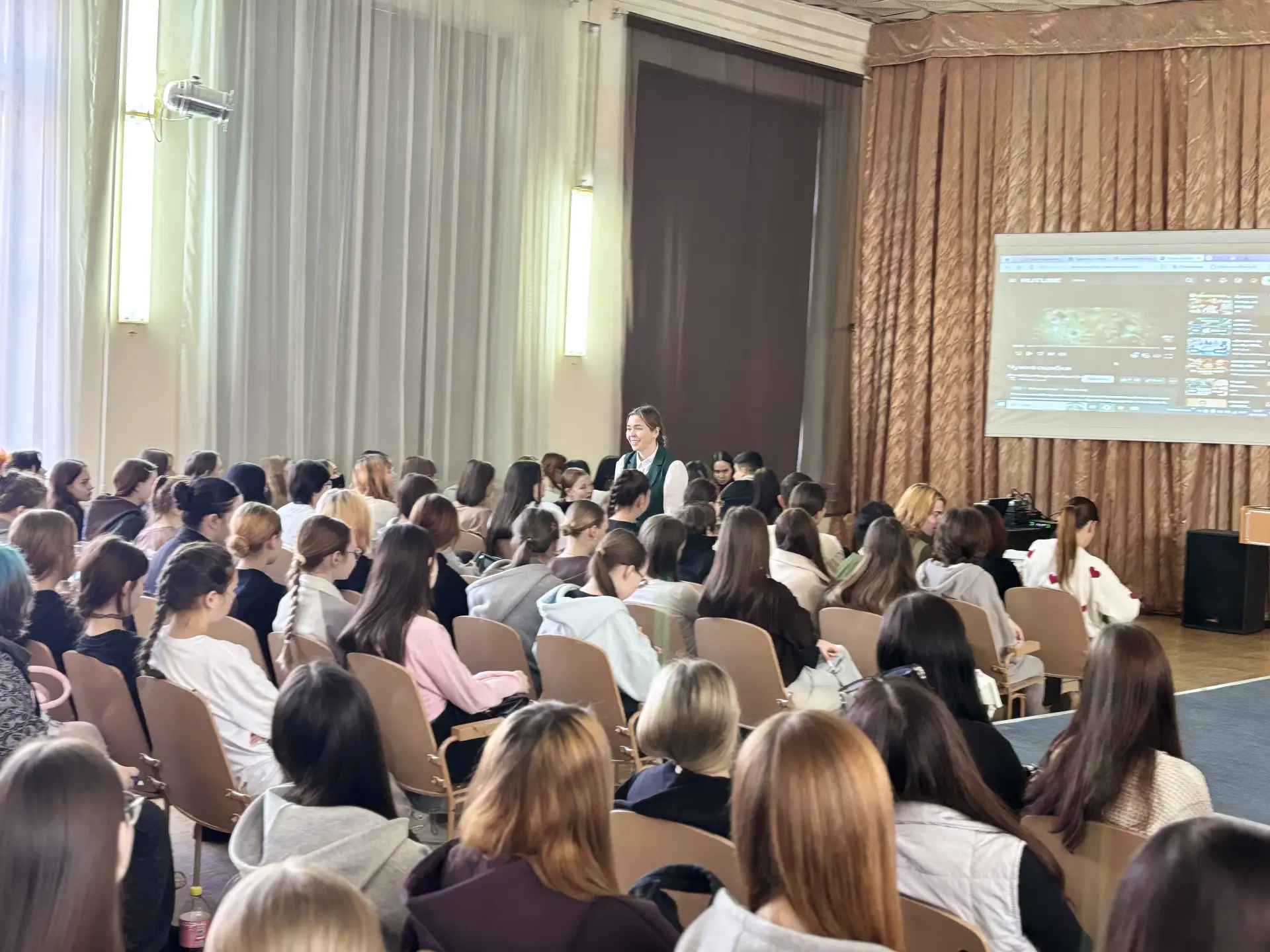 📢 Безопасность и закон: студенты первого курса встретились с сотрудником Управления на...