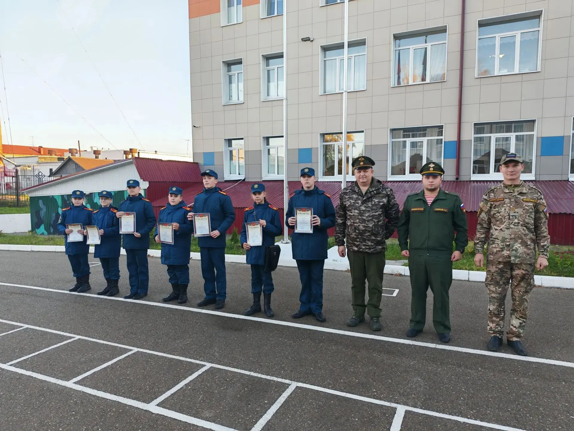 Сегодня в нашей школе состоялось важное событие — на вечернем построении среди кадетов ...