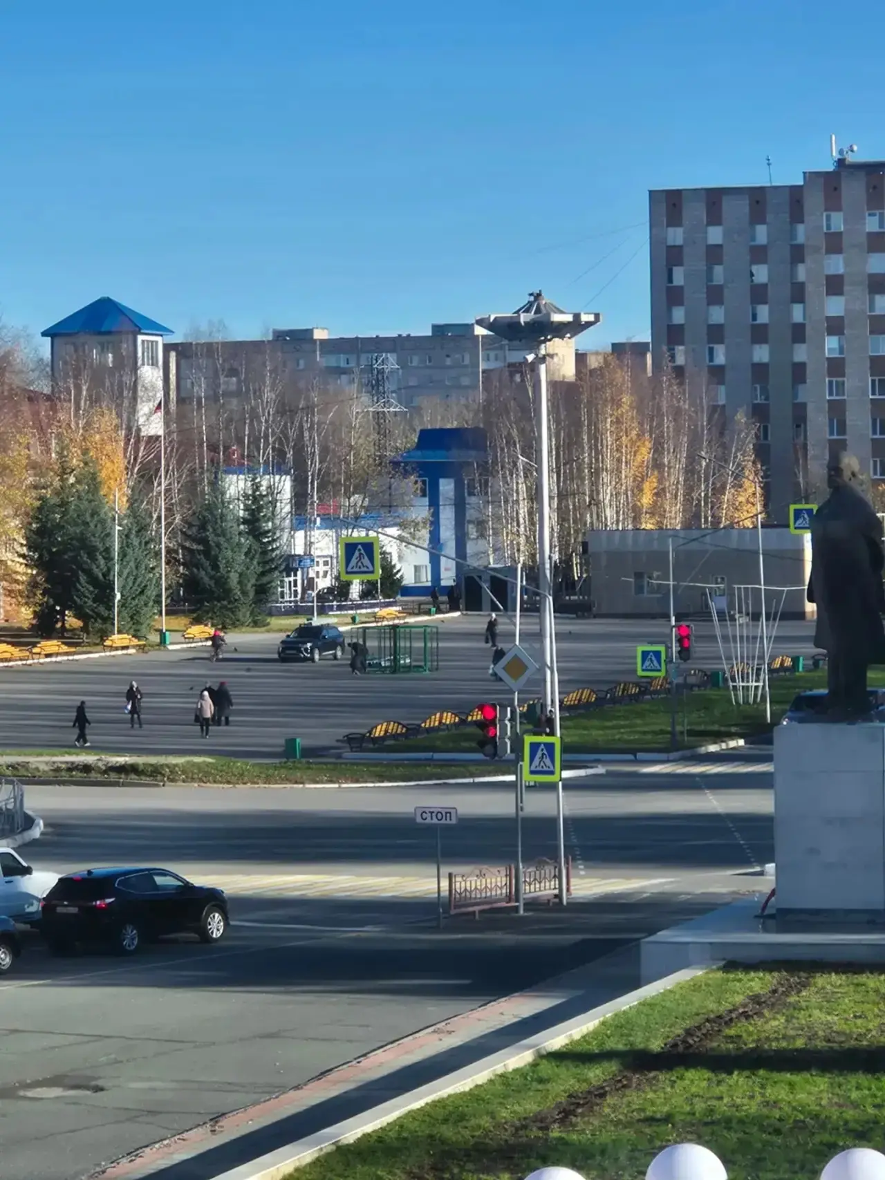 Начали установку зимнего городка на площади Победы.
