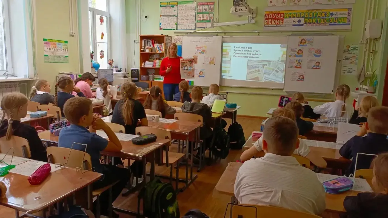 8.10.2026 в 1 и 2 классах прошёл библиотечный урок "Литературное путешествие в книжный ...