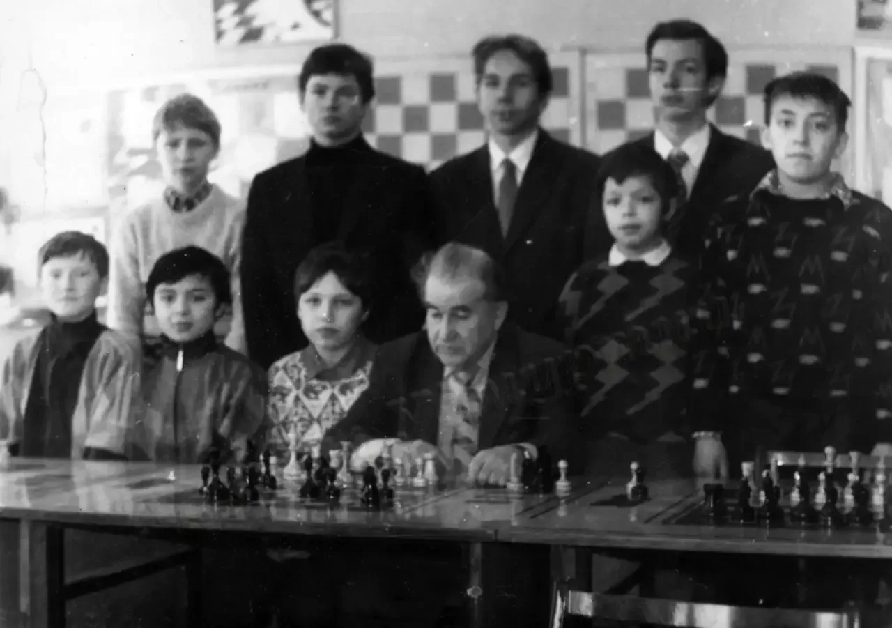 ♟️1955 год. Товарищеский матч РСФСР - Латвия. За шахматной доской — будущий чемпион мир...