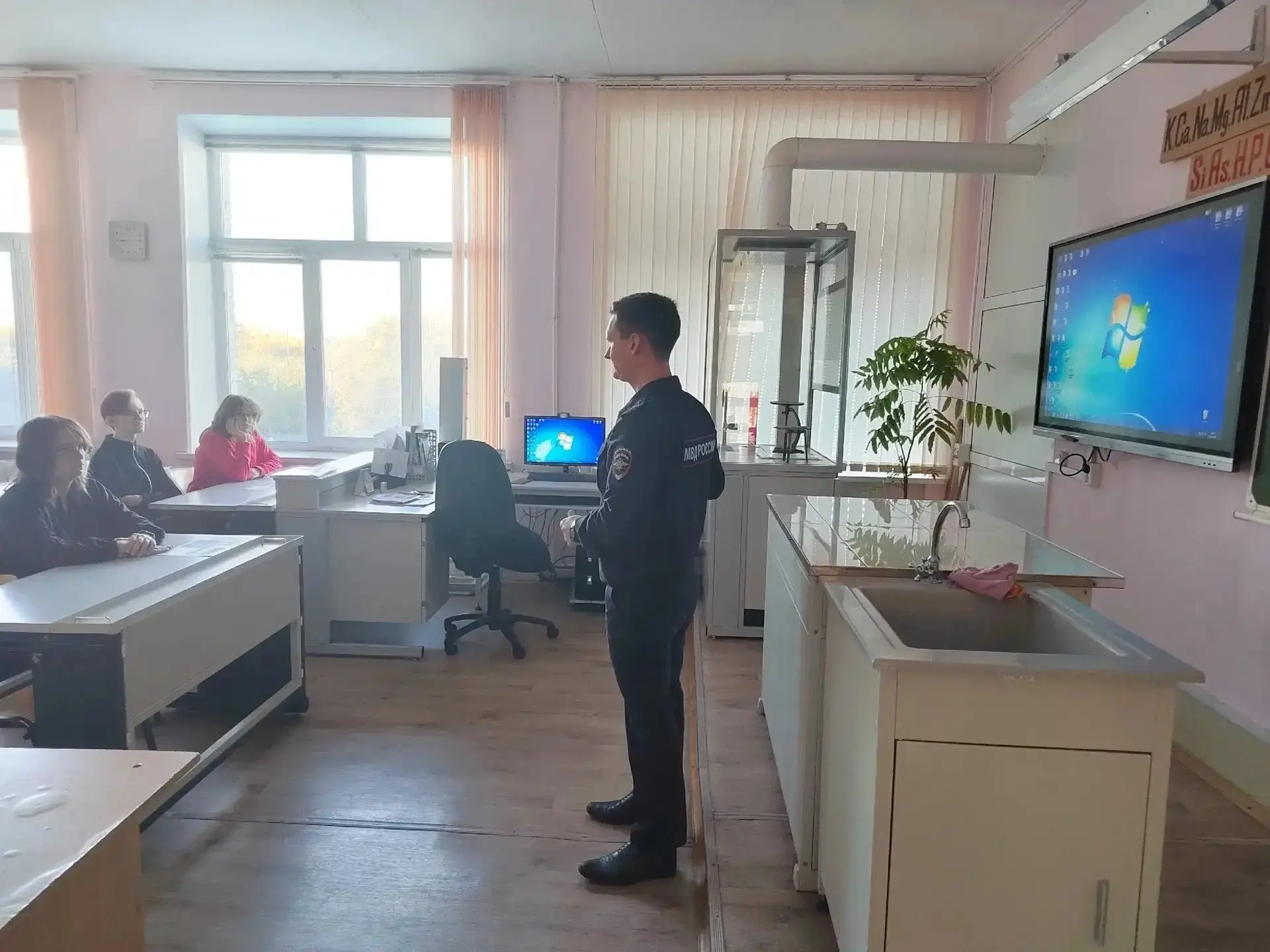 Старшеклассникам копейской школы рассказали о службе в полиции и возможности поступлени...