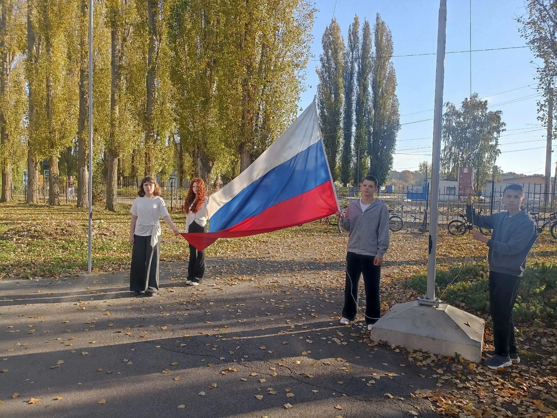Начинаем новую неделю 12.10. - 16.10. с церемонии подъема флага Российской Федерации.  ...