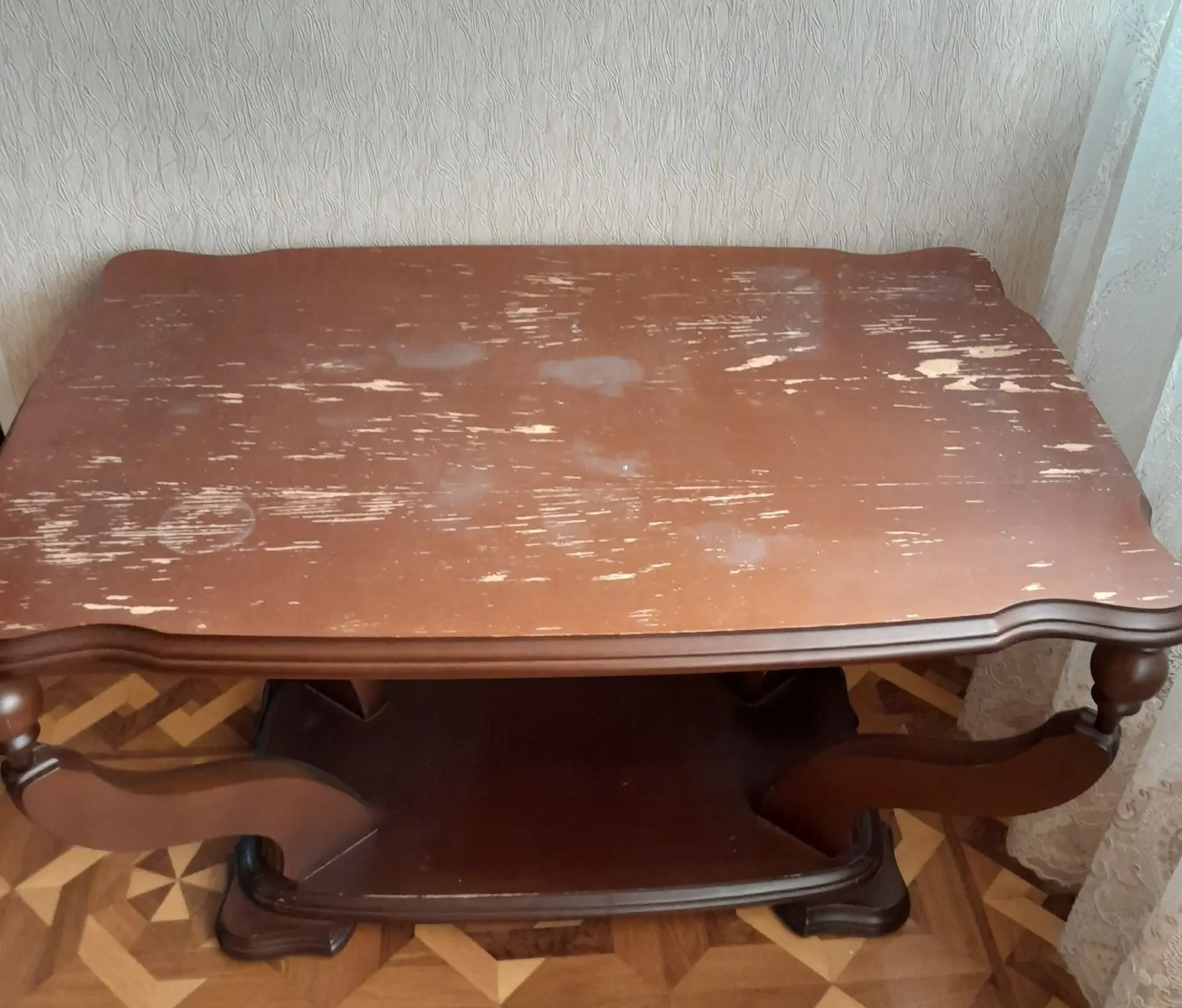 Журнальный столик из дерева цена 3,3 торг тел 89186437027