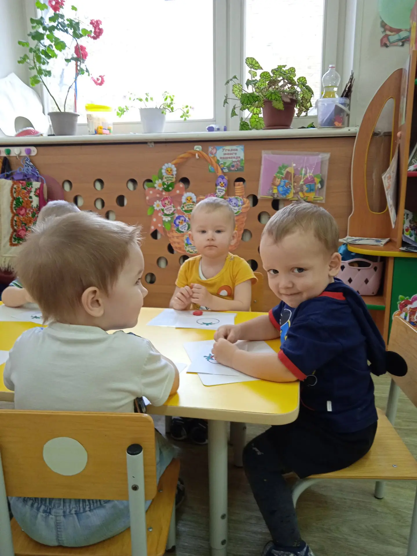 Сегодня мы с малышами создавали яркий помидорчик в технике пластилинография.