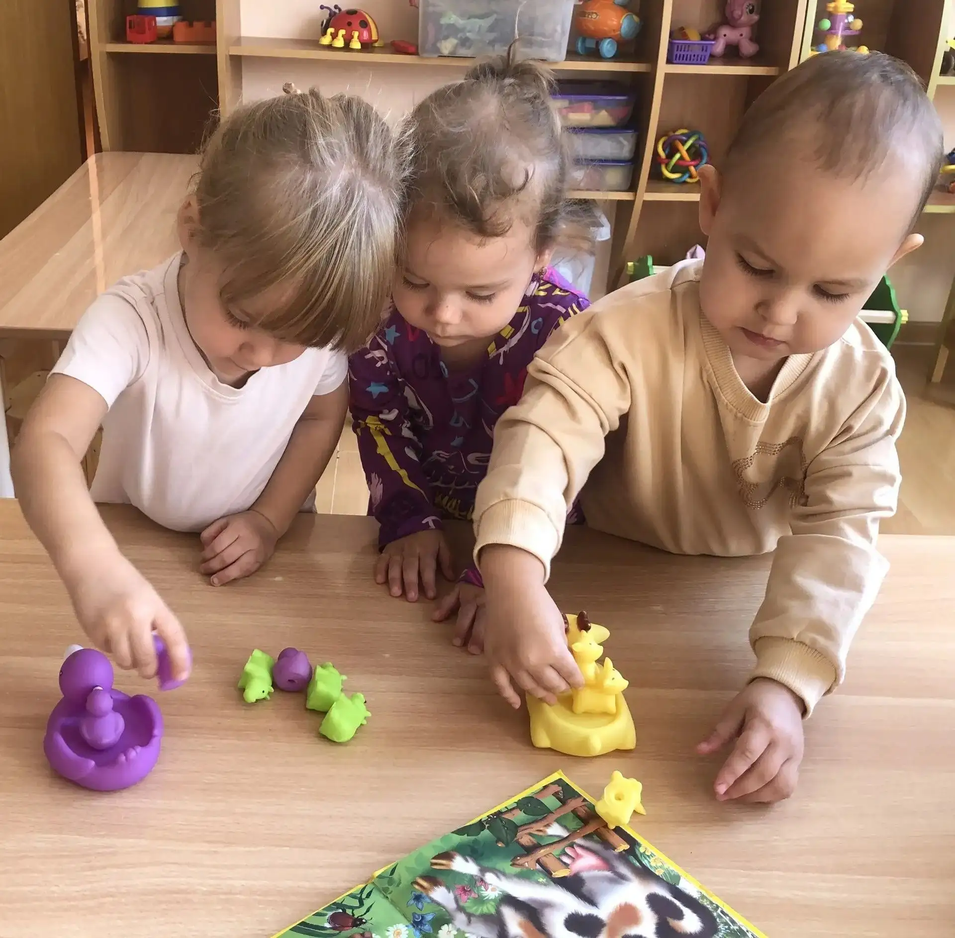 Малыши учатся понимать самое родное: кто мама, а кто малыш!