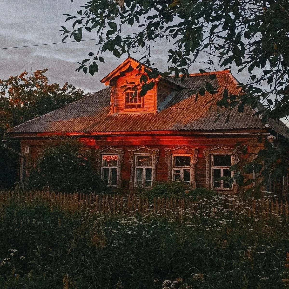 Купили мы дом в деревне. Продавала его молодая пара, мол родителям дача не нужна, а баб...