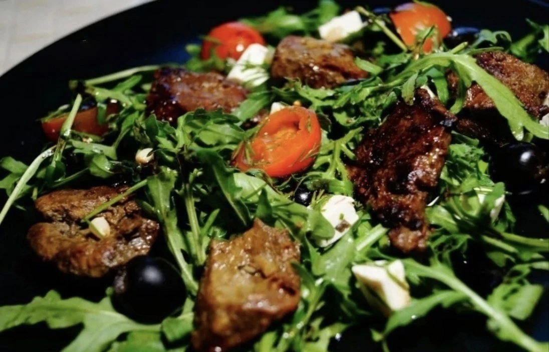 Салат с говяжьей печенью, черри и рукколой 🥗