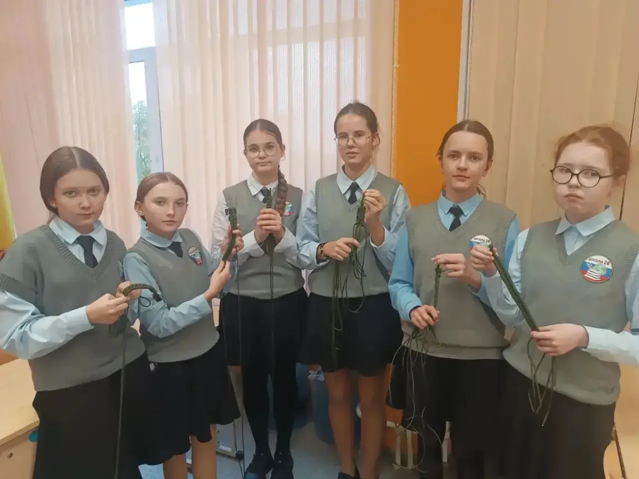 🇷🇺Волонтеры школы плетут