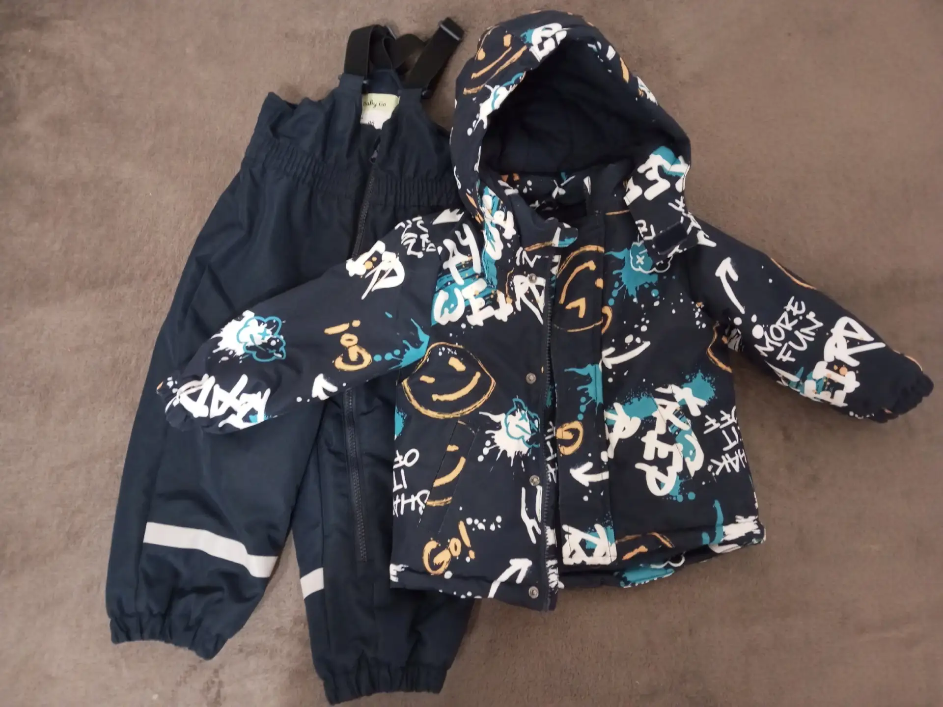 Продам, костюм демисезонный 86р.