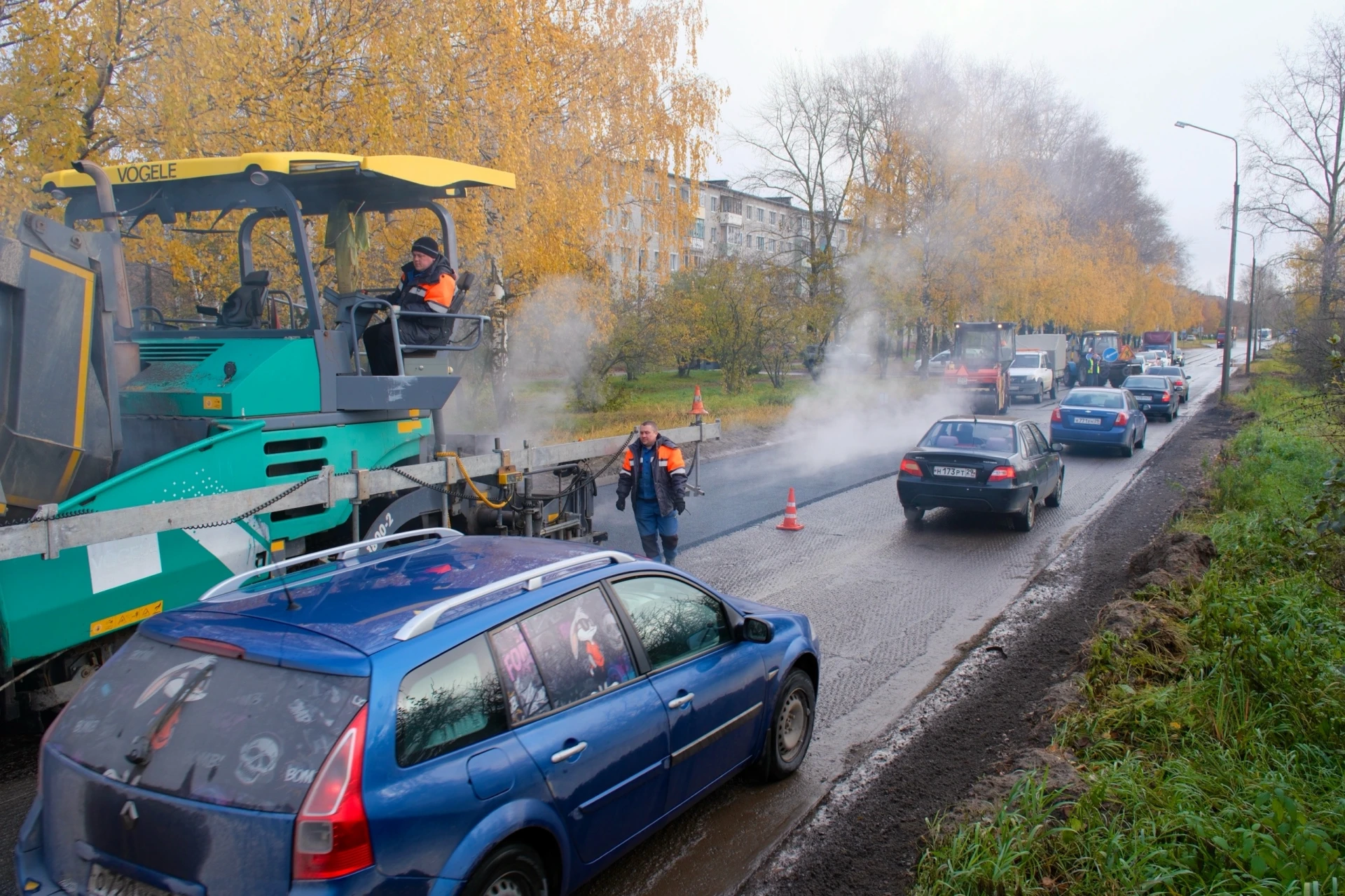 На улице Архангельской укладывают выравнивающий слой асфальта