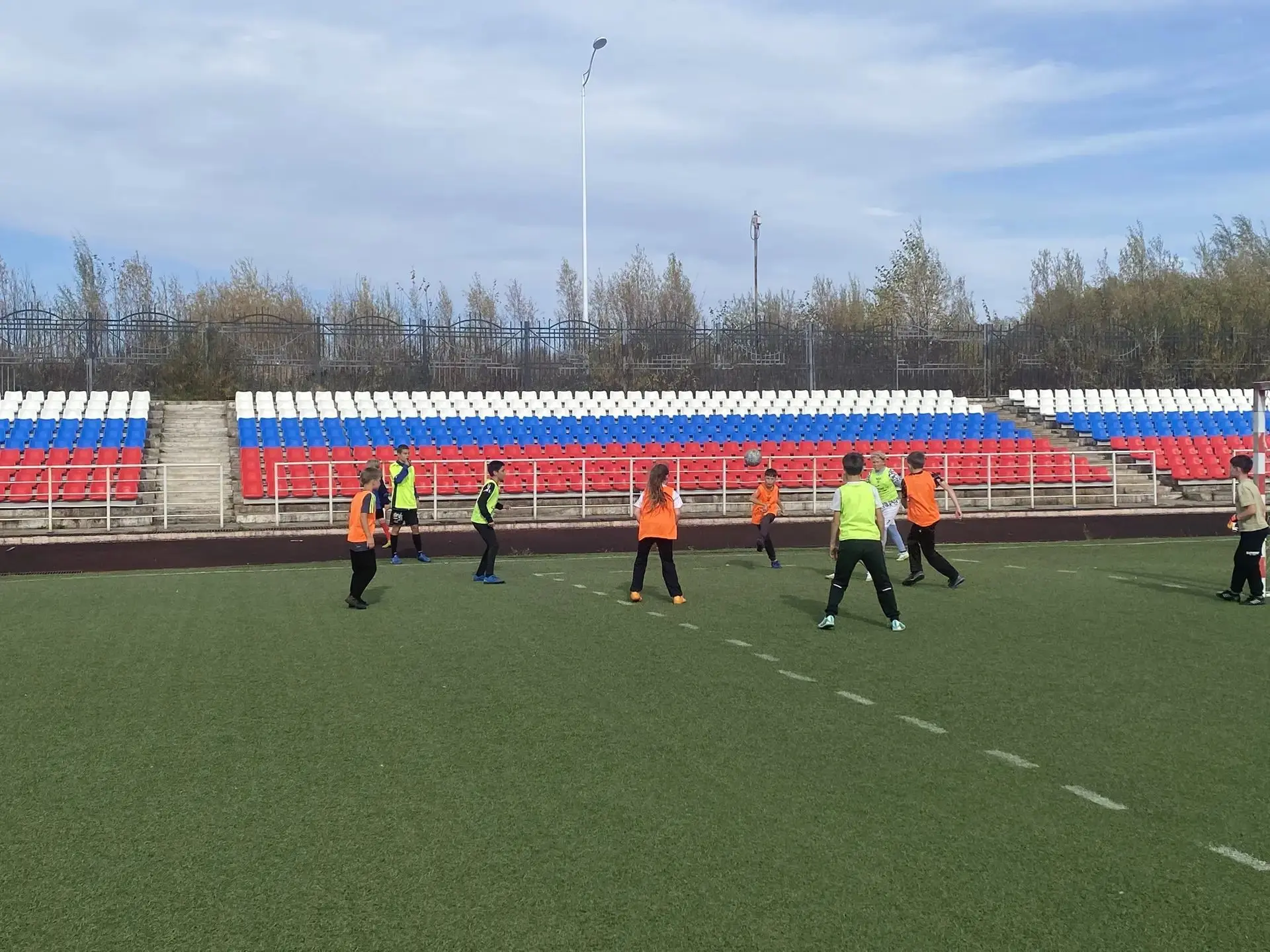 🏅 Учащиеся школы №10 приняли участие в соревнованиях по мини-футболу.