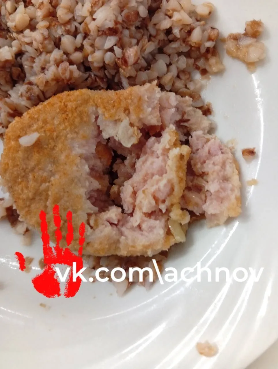 😬Сырые котлеты в школьной столовой? Ученики усомнились в качестве обеда