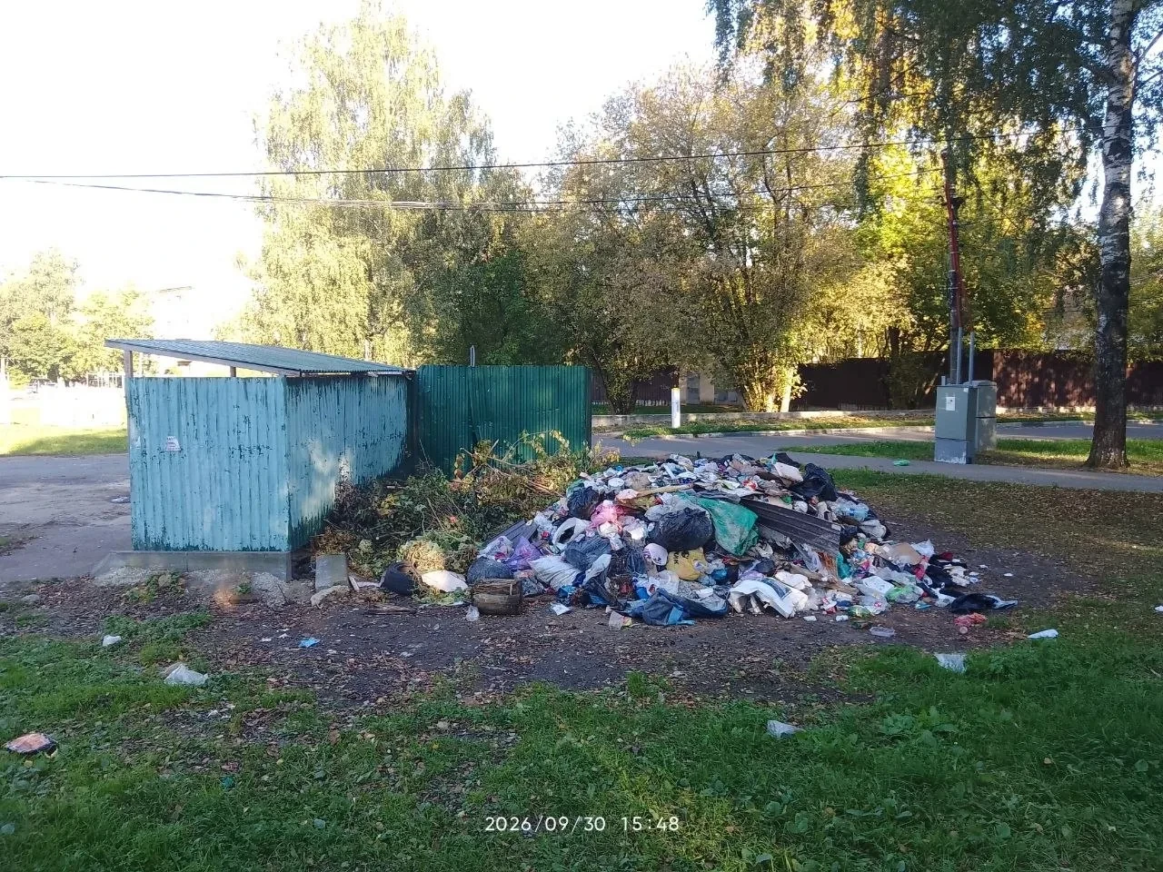 В поселке Обухово на улице Комбинат третью неделю лежит куча мусора, которая продолжает...