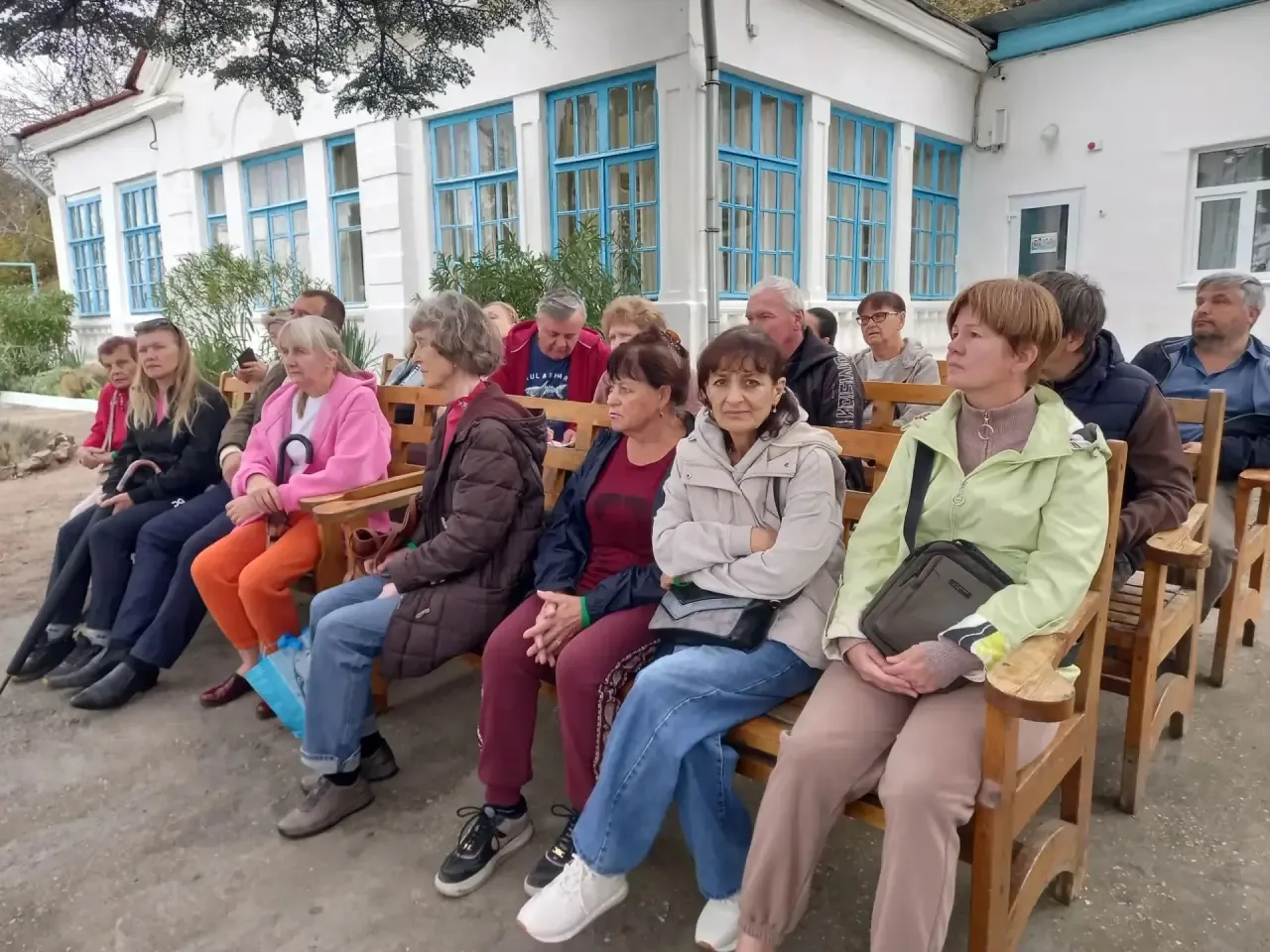 На фото: отдыхающие из санатория «Алушта» в музее Ивана Шмелева