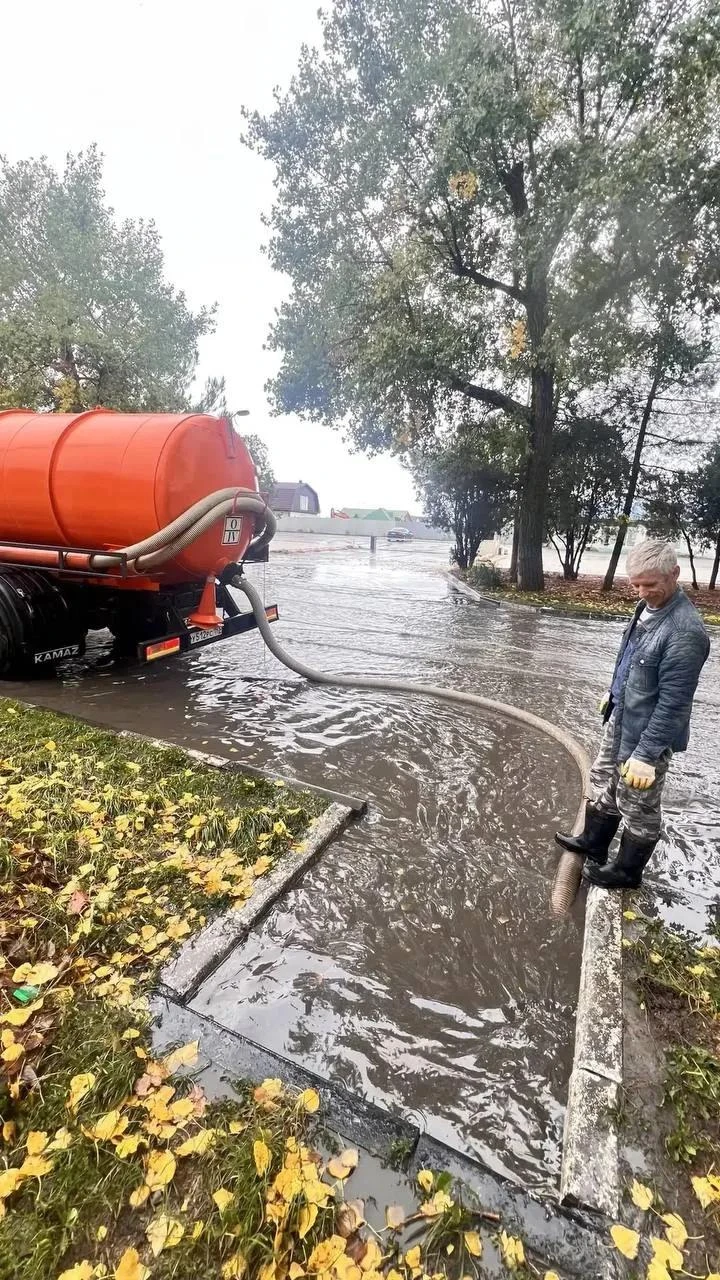 В местах подтопления городские службы Анапы откачивают воду.