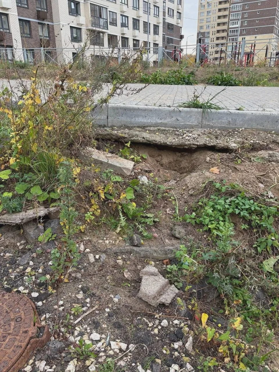 Размывается основание тротуара