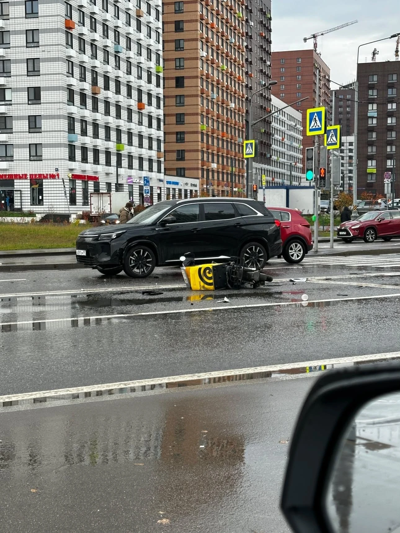 Возле станции метро Потапово сбили курьера.