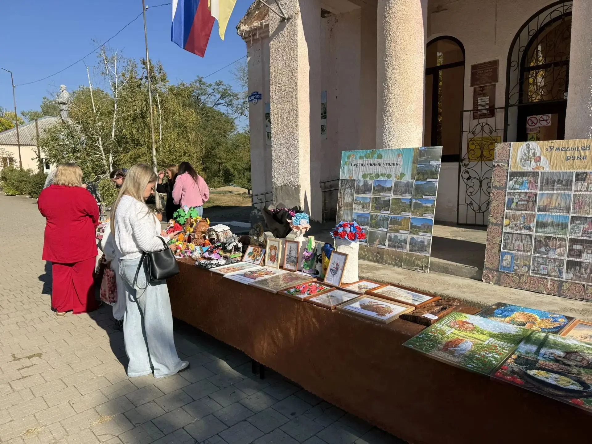 Выставка изделий мастеров- умельцев "Творчество народа", организованная в рамках праздн...
