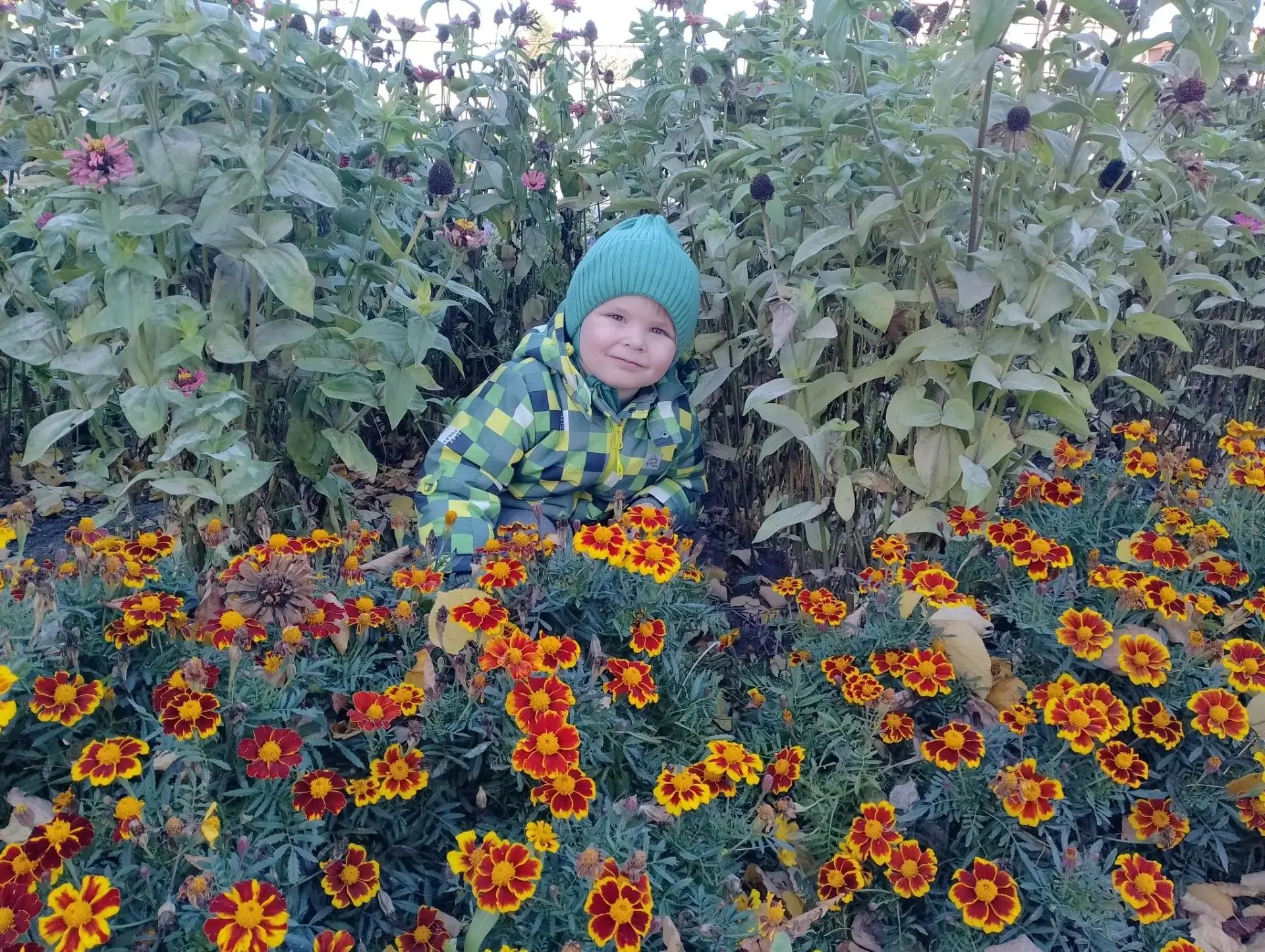 Воспитанники младшей группы Щигровского центра очень любят проводить время на свежем во...