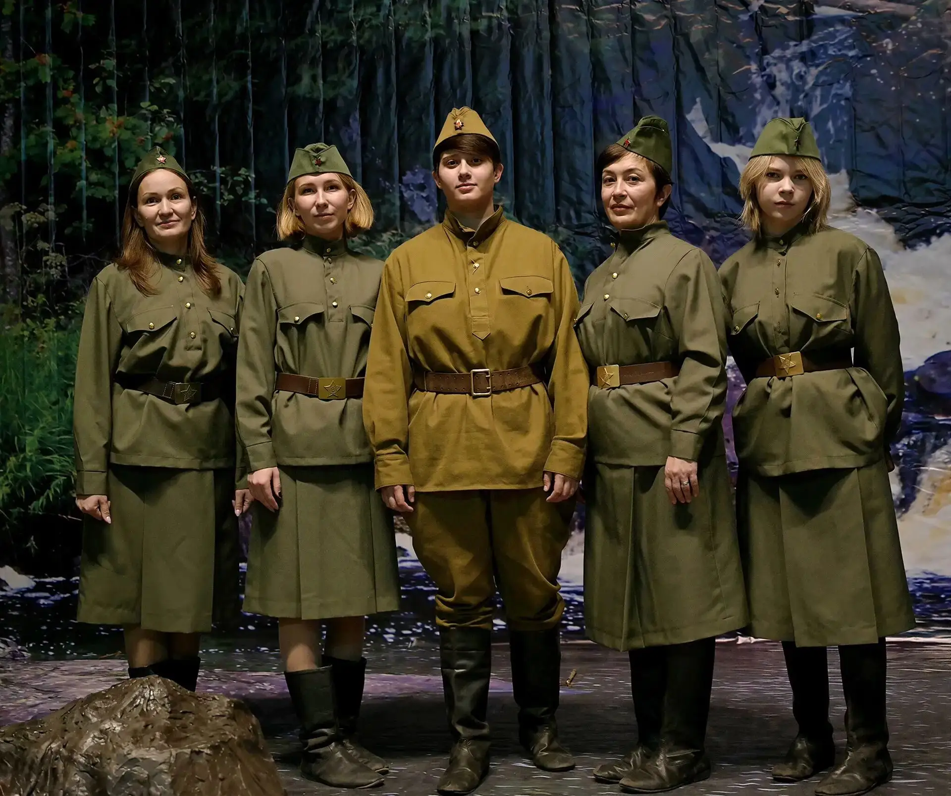 🌄🤫 Народный театр «Треугольник»  представил премьеру спектакля-баллады «А зори здесь ...