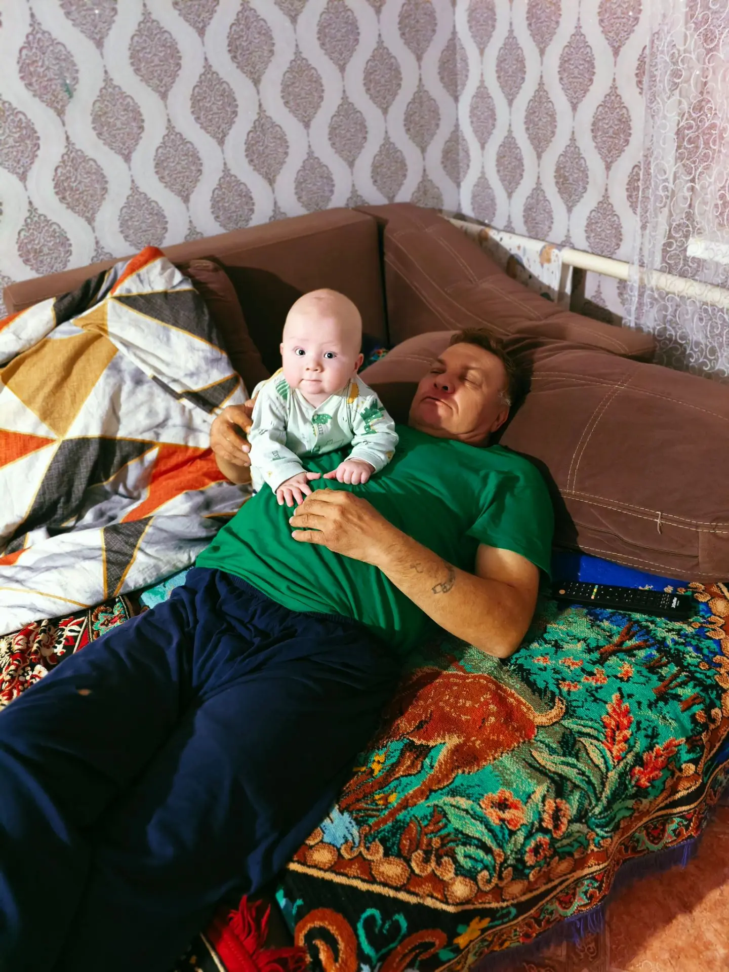 А это наш вчерашний вечер, мы с дедом смотрели телевизор, а с дядей играли 🥰♥️