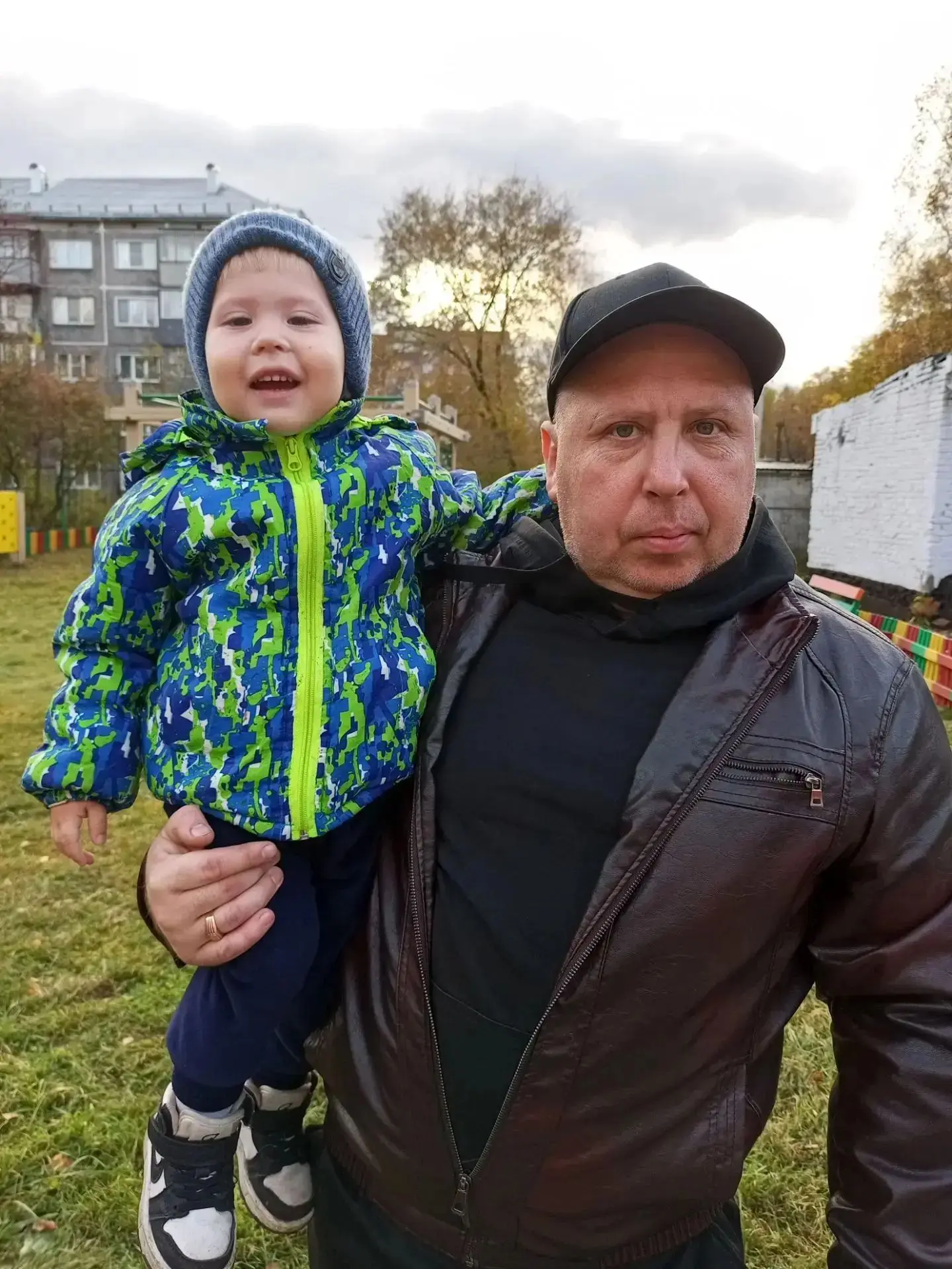Как здорово у папы на руках!🥰
