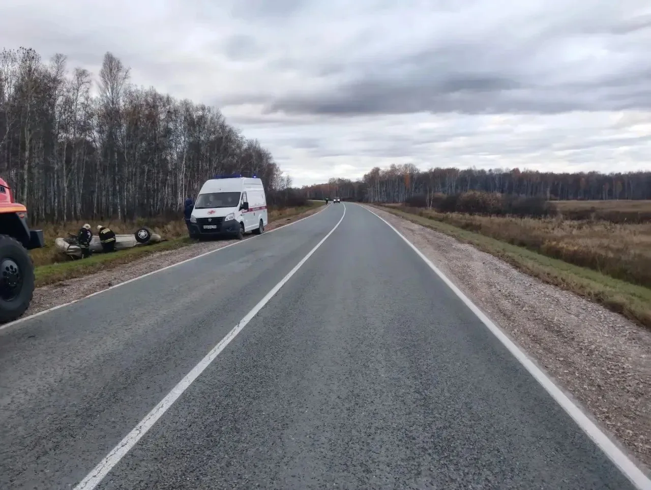 Водитель погиб на трассе в перевернувшемся автомобиле