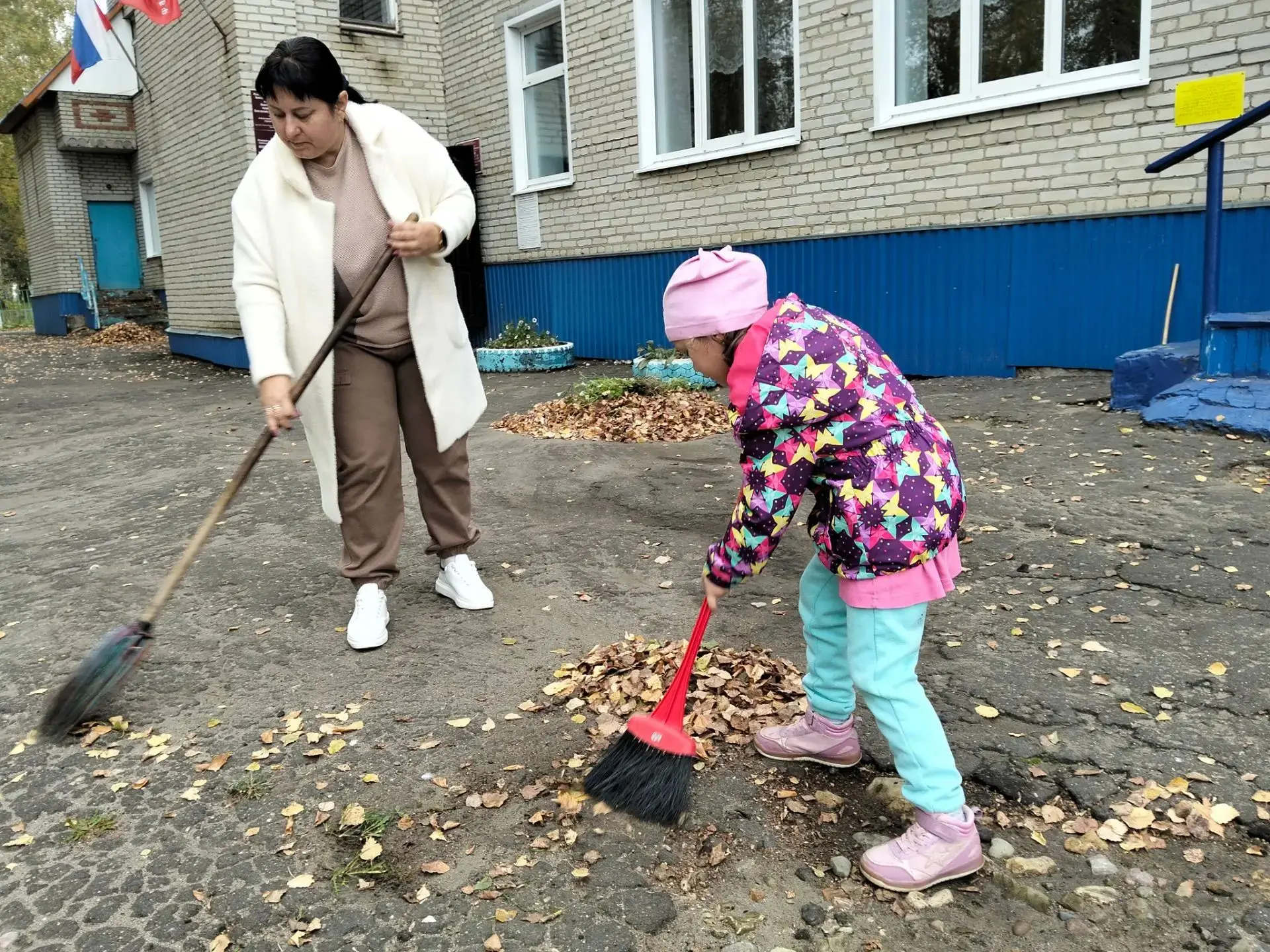 Прогулка в разновозрастной группе: «Листопад, листопад — листья кружатся, летят!» 🍂