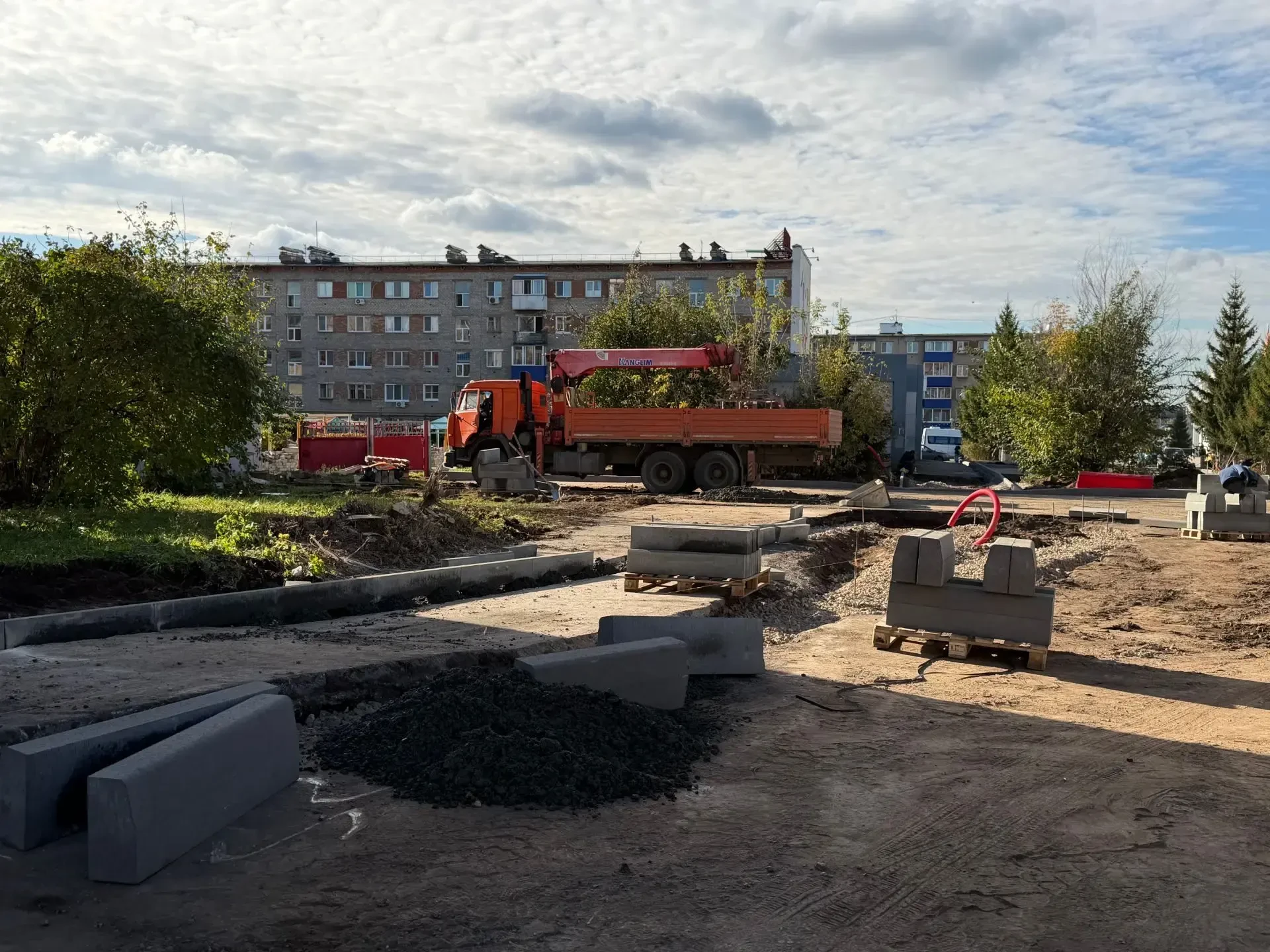 Глава района проверил ремонт на улице Бурмистрова 🚧
