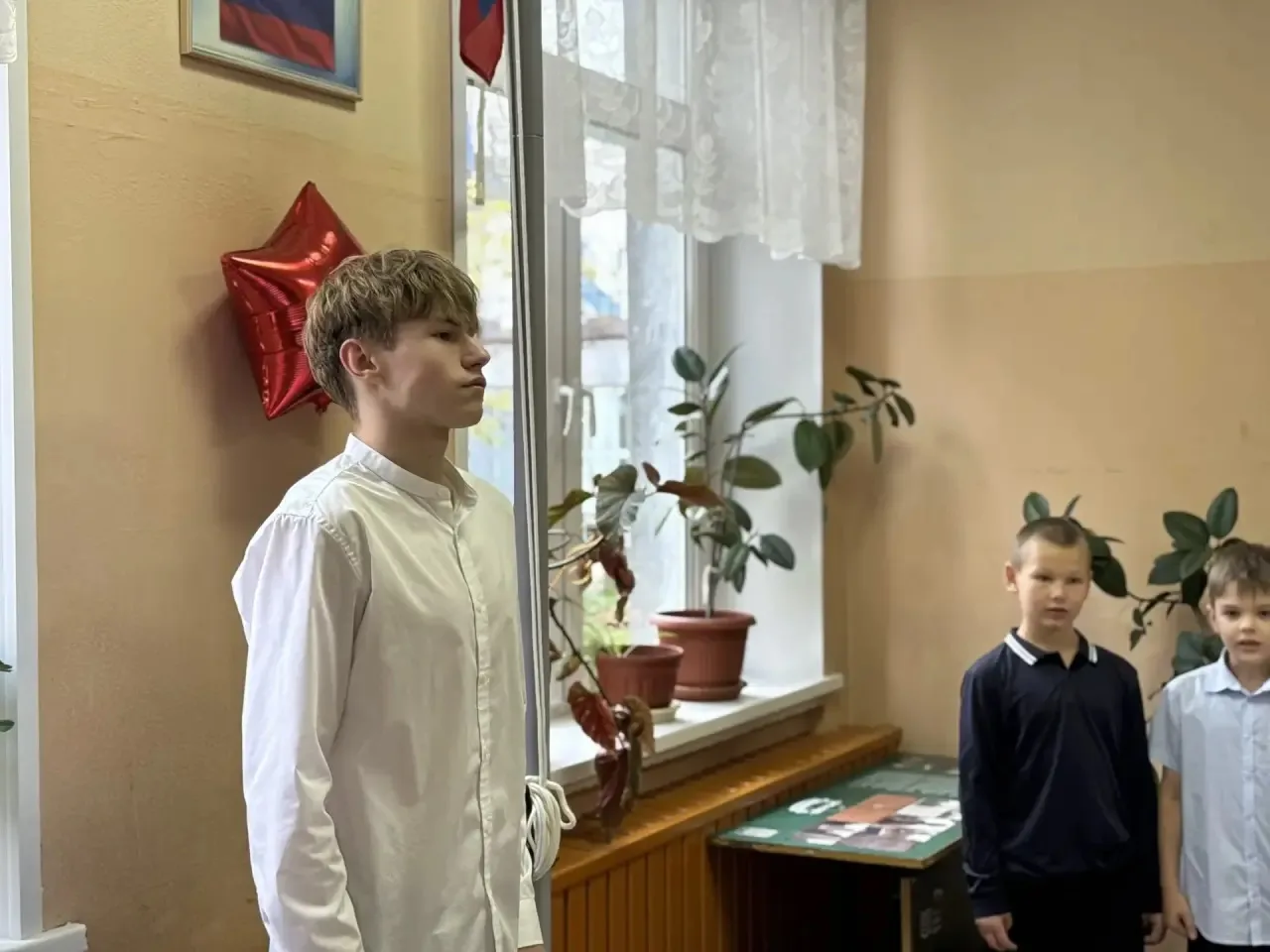 🏫 Утро 12 октября в МБОУ СОШ №19 (корпус 3) традиционно началось с торжественной линей...