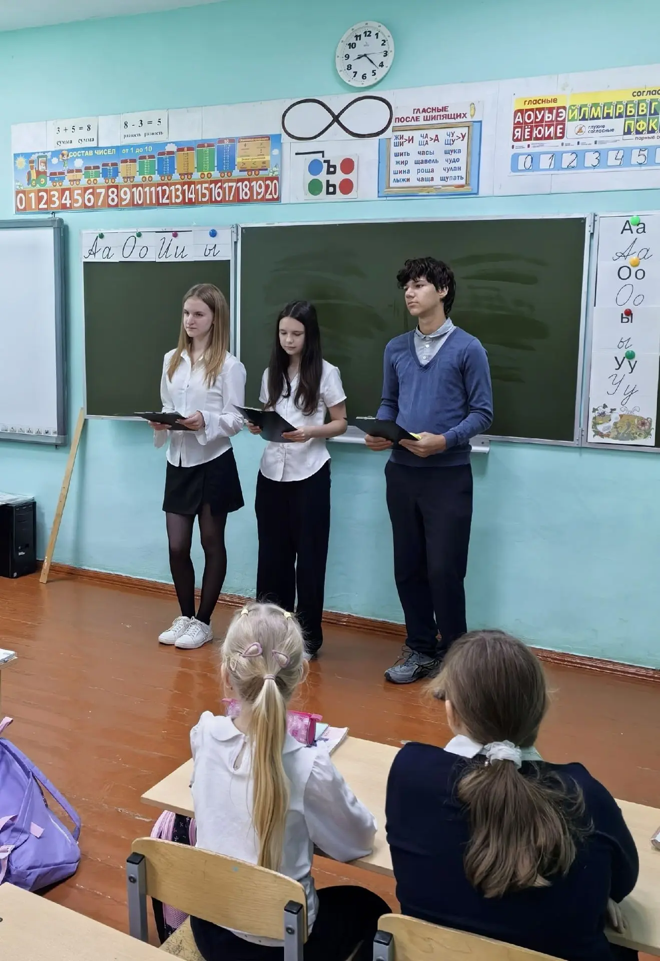 Учащиеся 1-Б класса продолжают знакомиться с правилами безопасности дорожного движения....