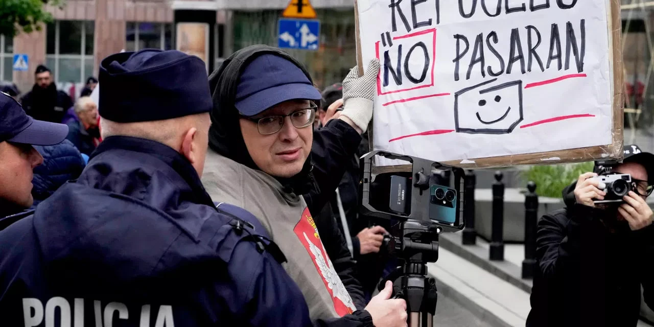 Вместо благодарности — кулаки и ножи. Вот как мигранты в Европе отплатили волонтерам