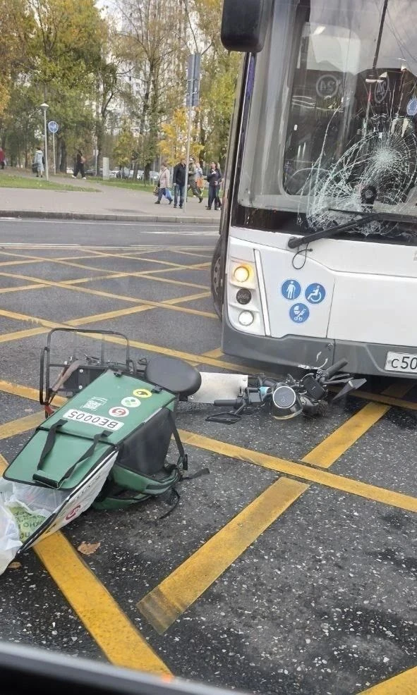 😨 Автобус сбил курьера сегодня днём у метро «Домодедовская»