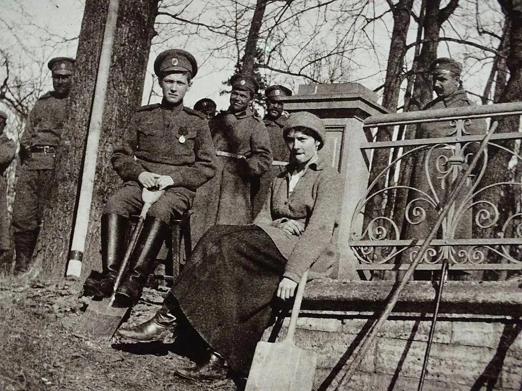 Дети императора Николая II – великая княжна Татьяна и цесаревич Алексей – с солдатами в...