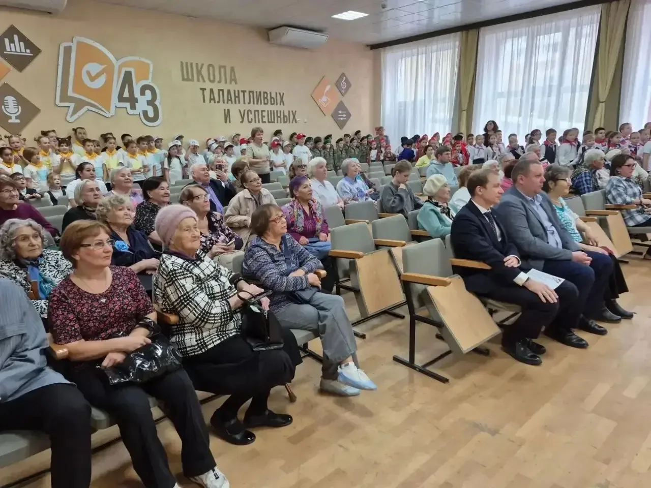 ❤️ В школе № 43 Тюмени для ветеранов организовали праздничный концерт