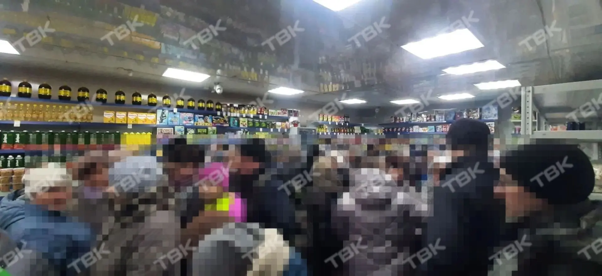 Жители Туры выстроились в очереди за продуктами