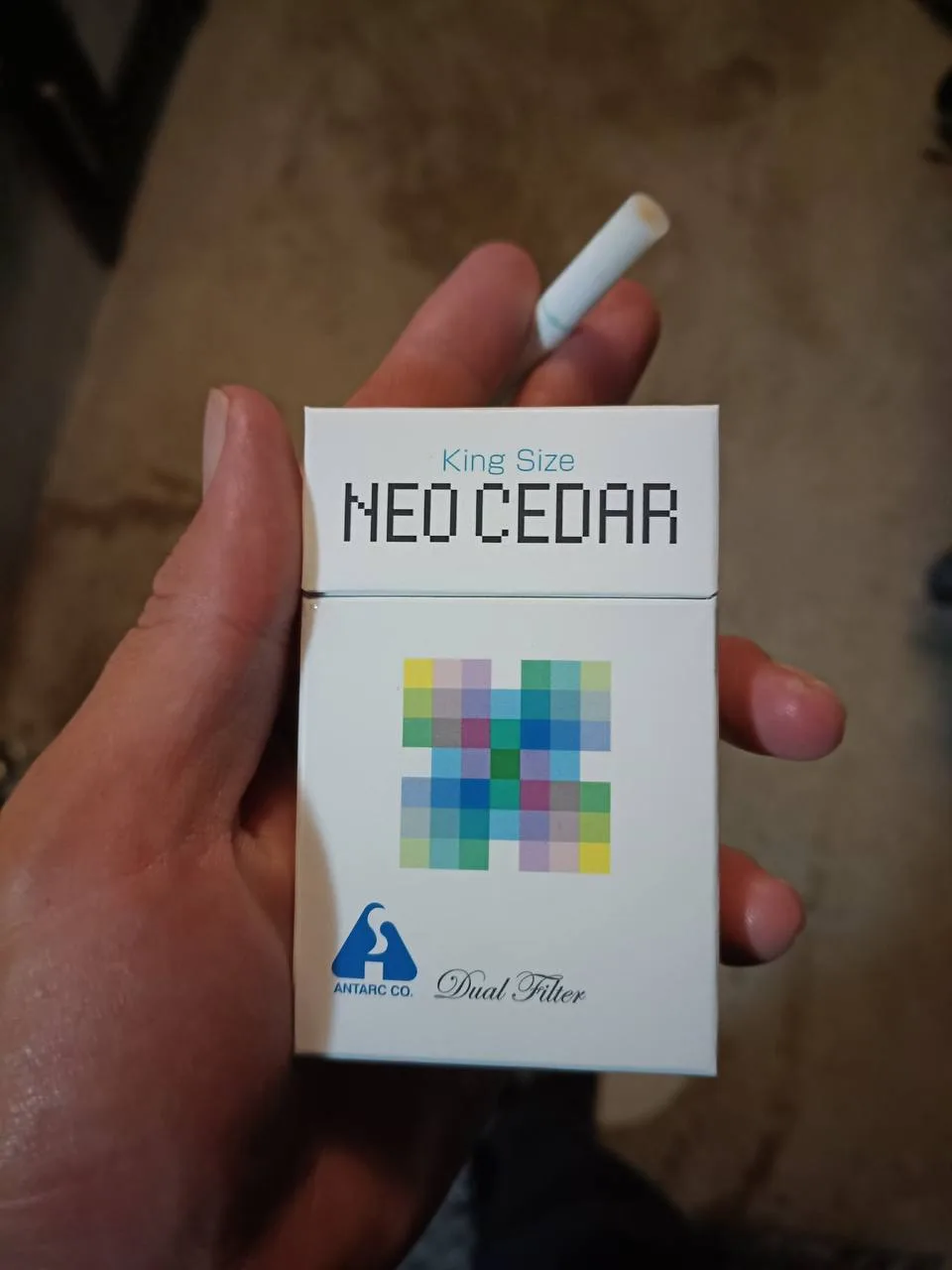 В Японии начали продавать сигареты от кашля. Neo Cedar выглядят как обычные сигареты, н...