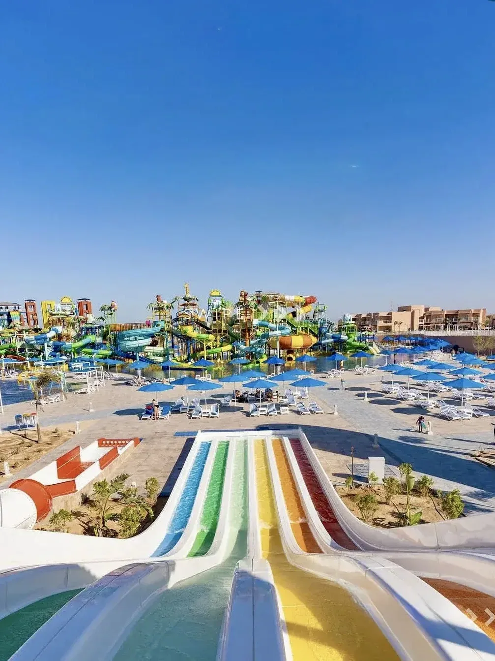 🌞🎡 🌊Египет: отель для отдыха с детьми - аквапарк днём, парк аттракционов вечером