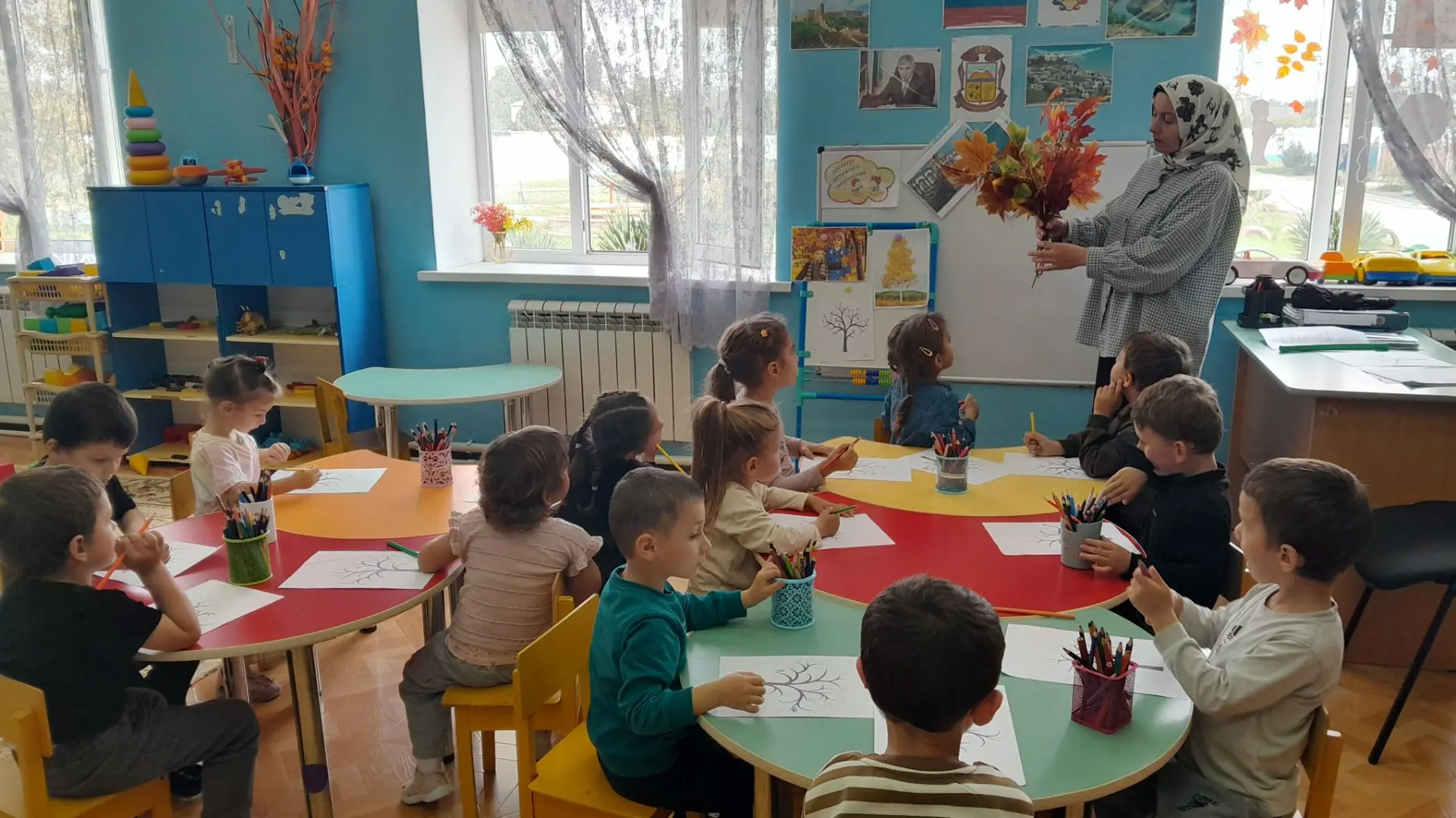 Рисование в средней группе на тему "Осеннее дерево". Цель:  научить детей передавать в ...