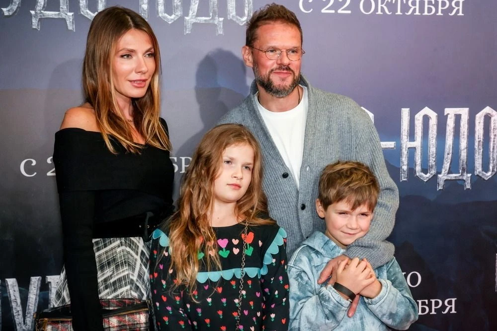 Владимир Яглыч пришел на премьеру «Чуда-Юда» с женой и детьми