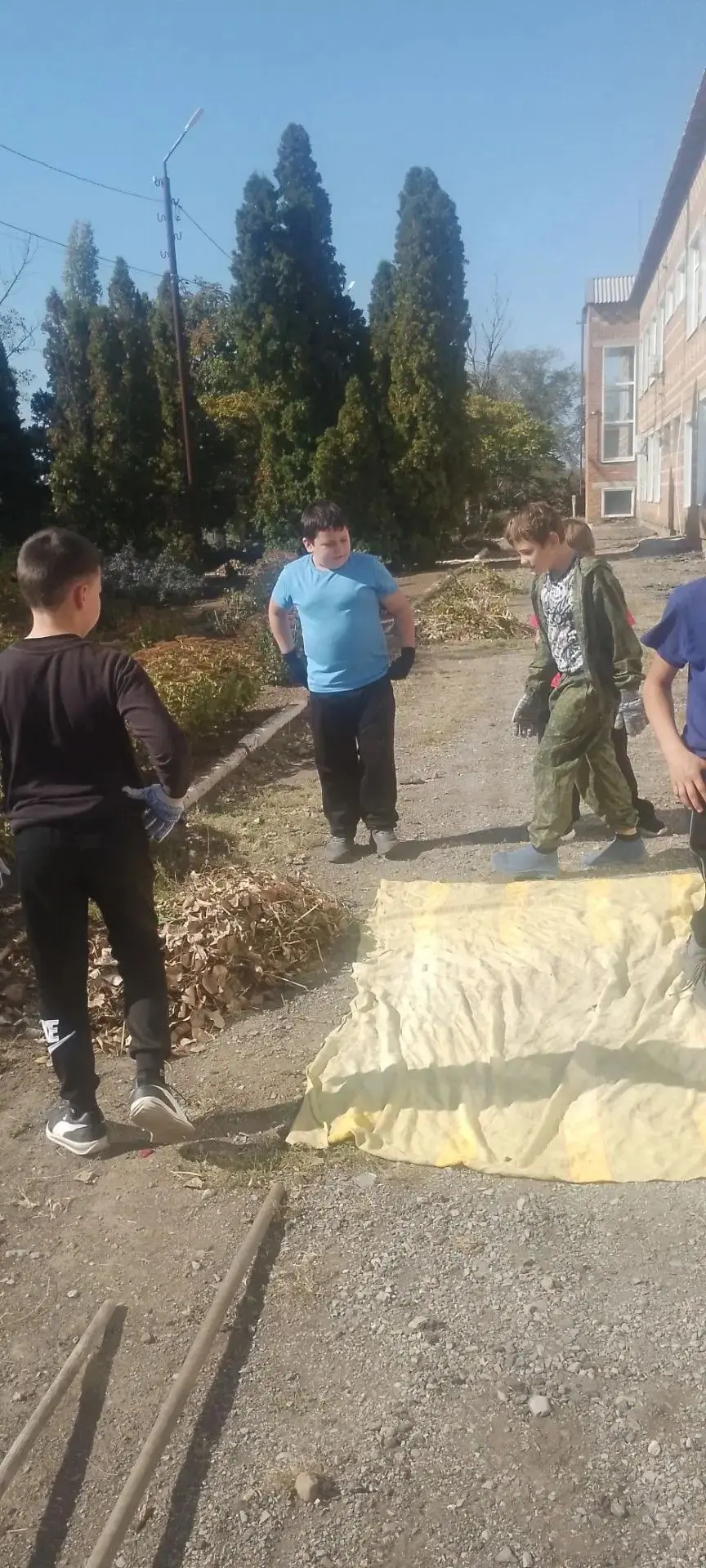 В рамках акции "Осторожно, мусор!" в нашей школе прошёл экологический субботник "Чистый...