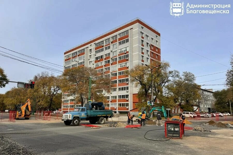 В Благовещенске дорожники укладывают асфальт и обустраивают инженерные коммуникации на ...