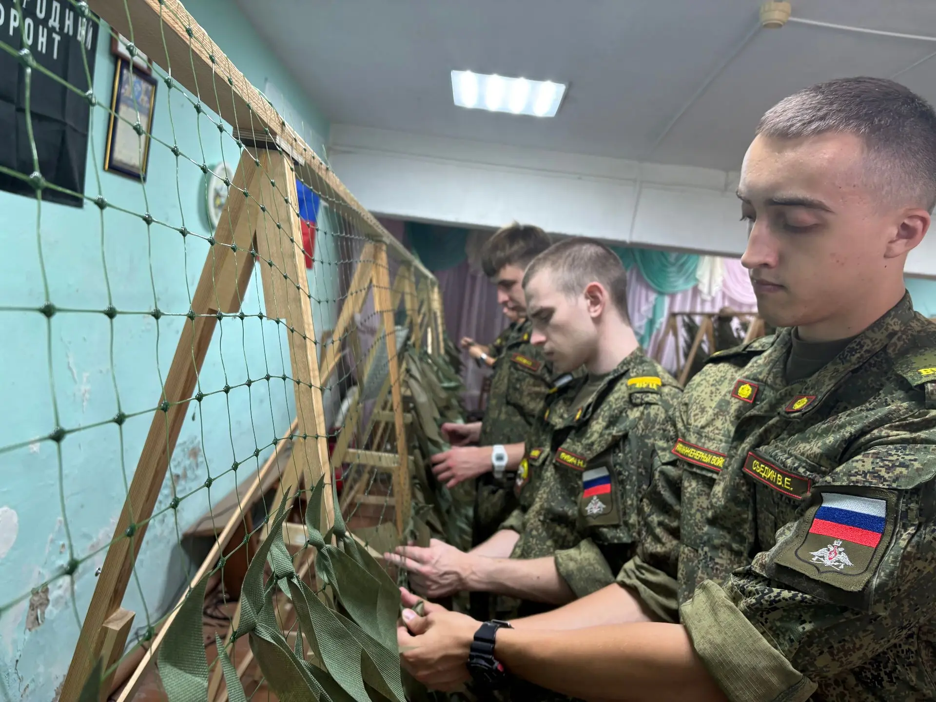Студенты из Новочеркасска сплели маскировочные сети для военнослужащих