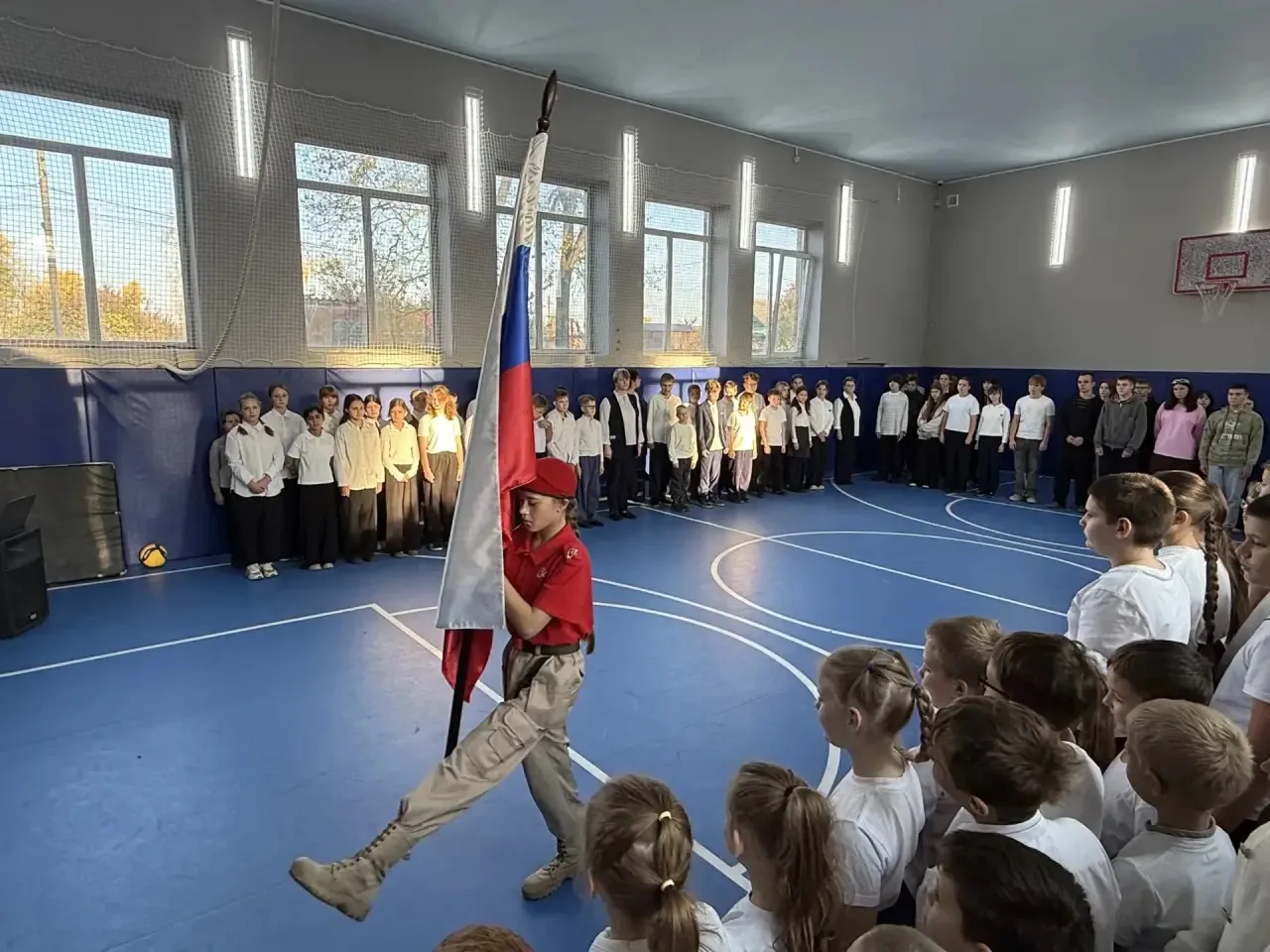 🇷🇺12 октября в нашей школе прошла еженедельная линейка, которая началась с выноса гос...