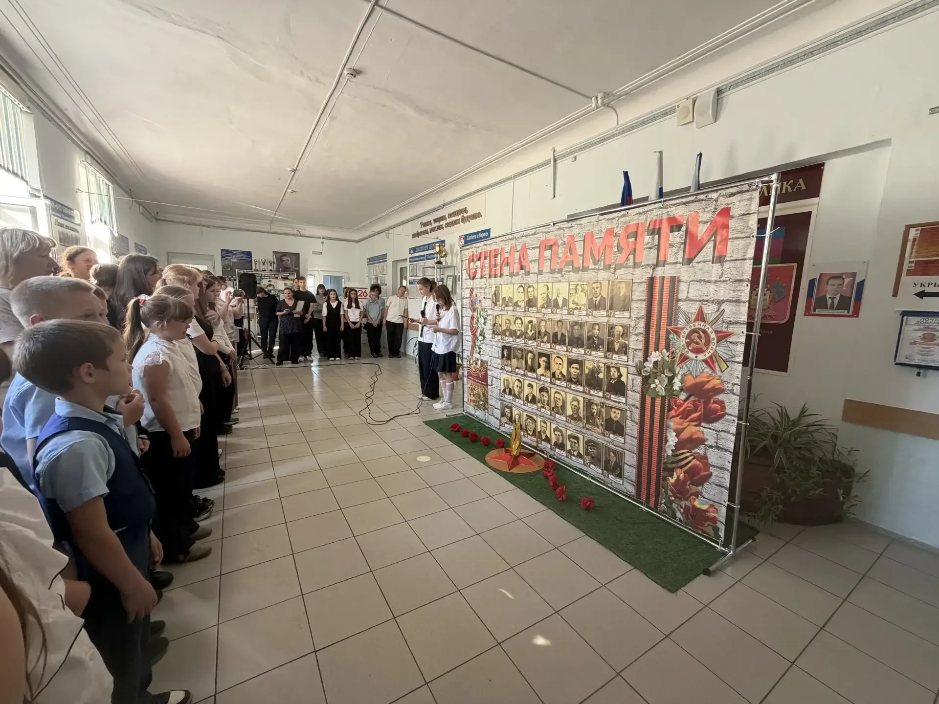 🎖 В нашей школе прошла трогательная акция «Стена памяти», посвящённая Битве за Кавказ! 🕊