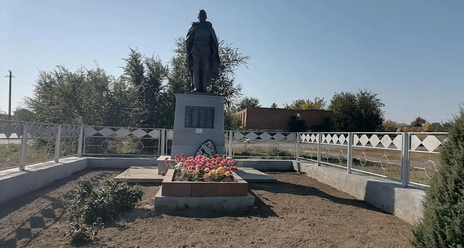💠 Культработники МБУ Нижнежуравский СДК, провели акцию – субботник «Чистый памятник» �...