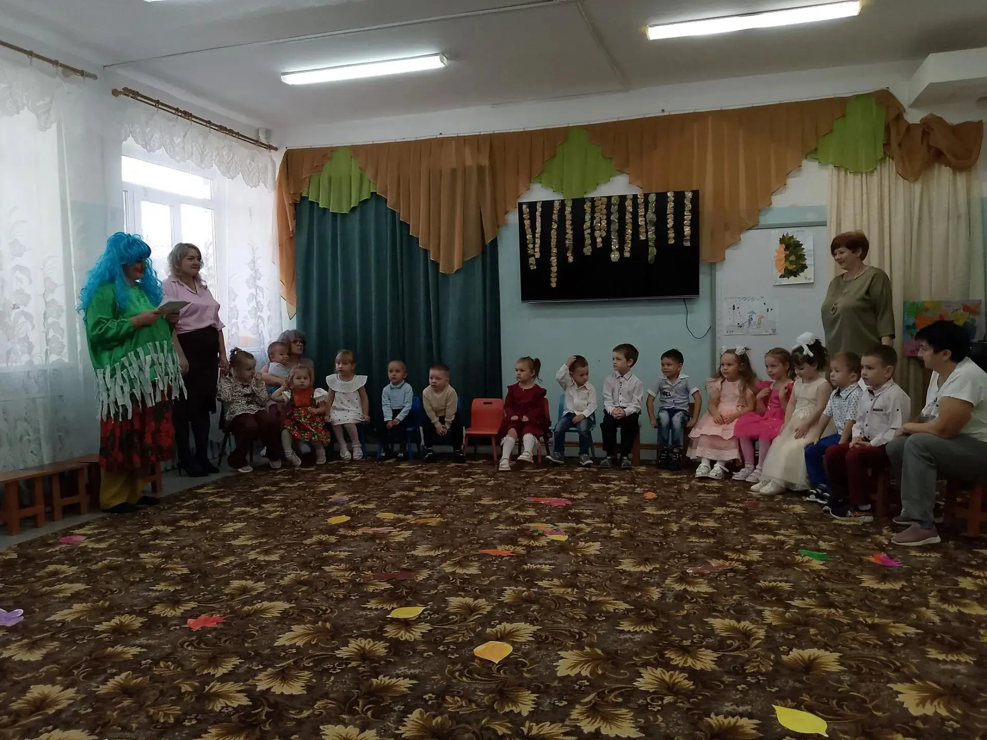Садик свой украсим листьями кленовыми,